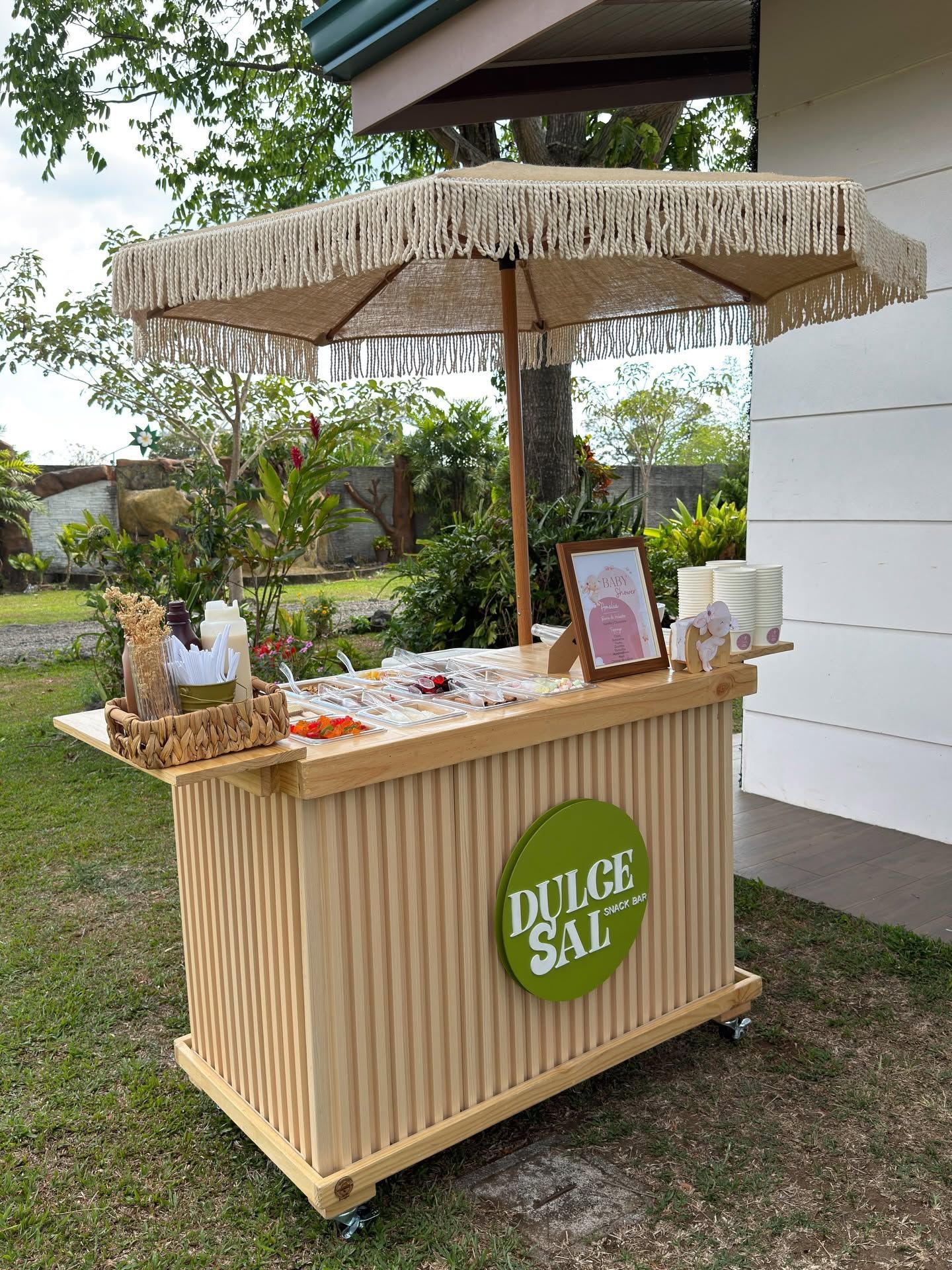 Barra móvil de madera Dulce Sal montada para un baby shower