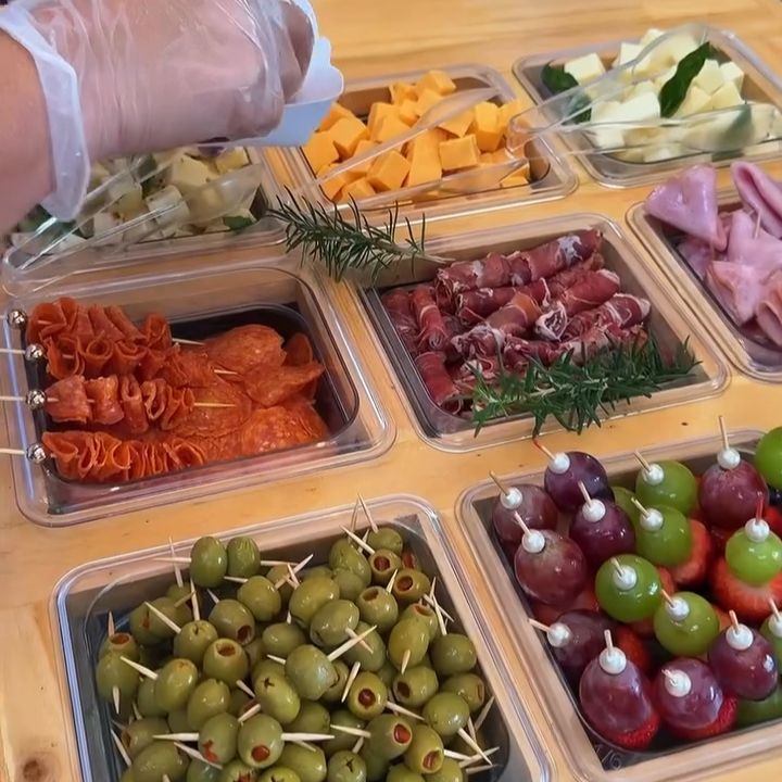 Selección de quesos, embutidos, aceitunas y frutas