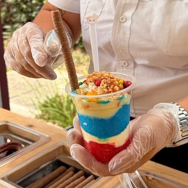 Preparación de un snack dulce con toppings de colores