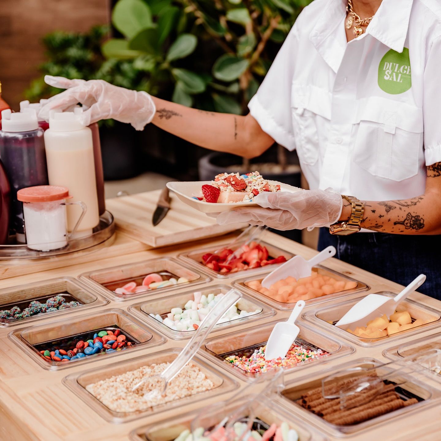 Atención en una barra dulce con frutas y toppings