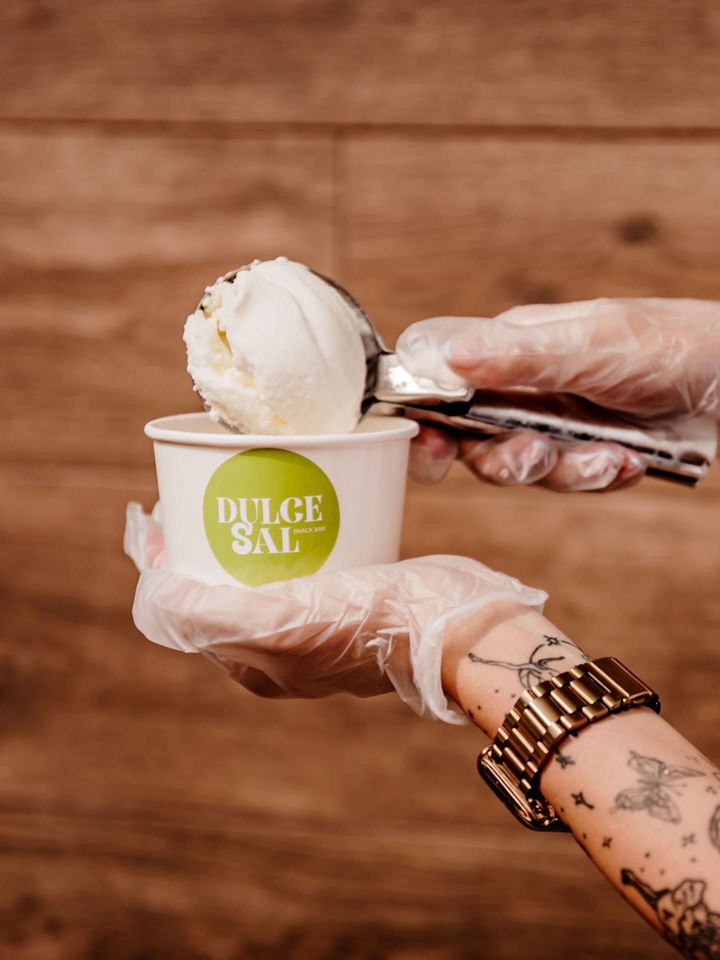 Helado servido en un vaso personalizado de Dulce Sal