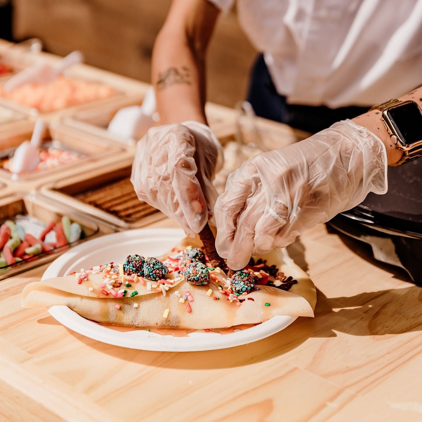 Preparación de una crepa con toppings dulces