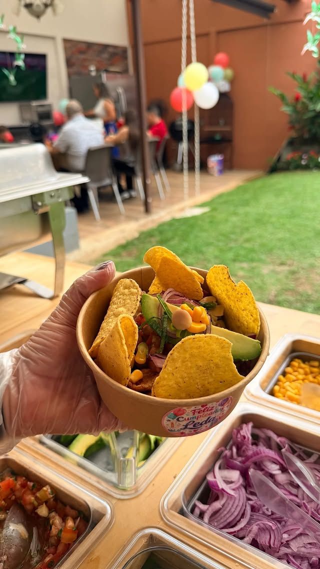Nachos servidos con vegetales y toppings
